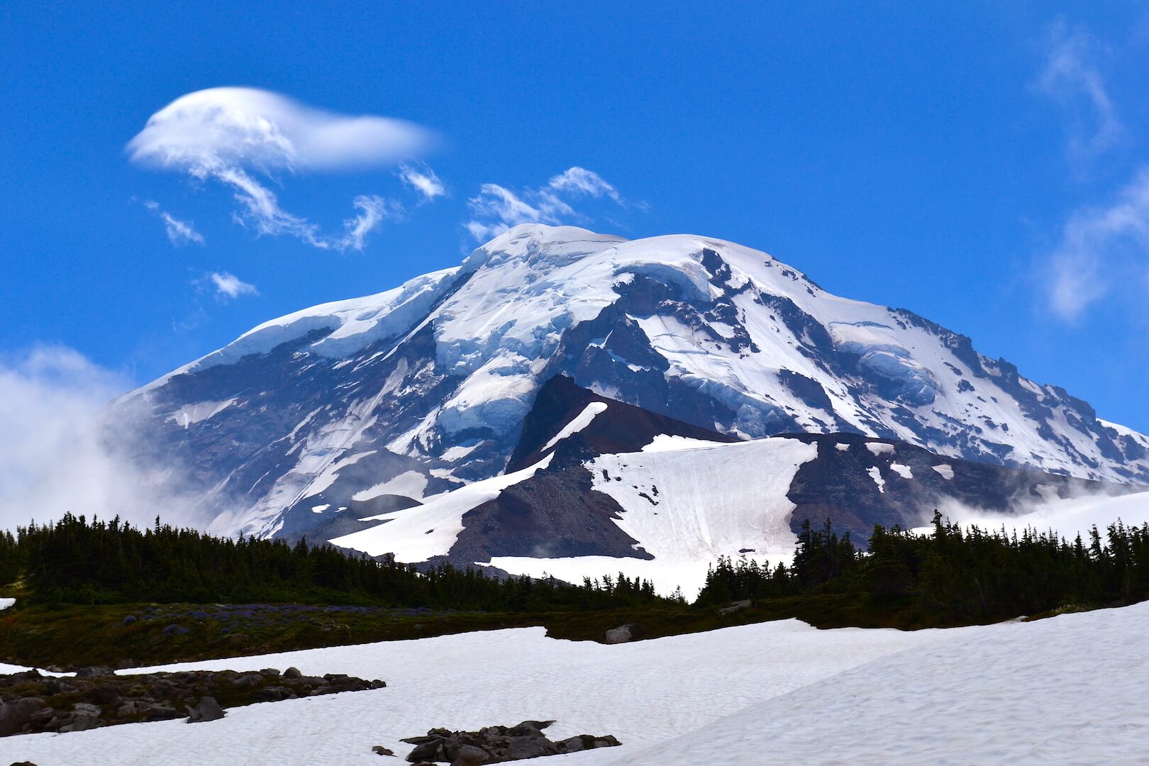 The snowy top of Mount Rainier